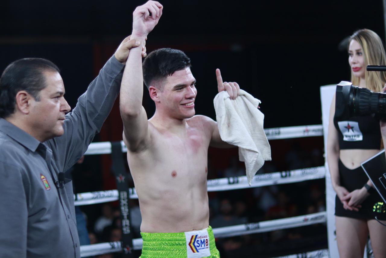 Mendoza Dominates Torres, Scores Sixth-Round Stoppage